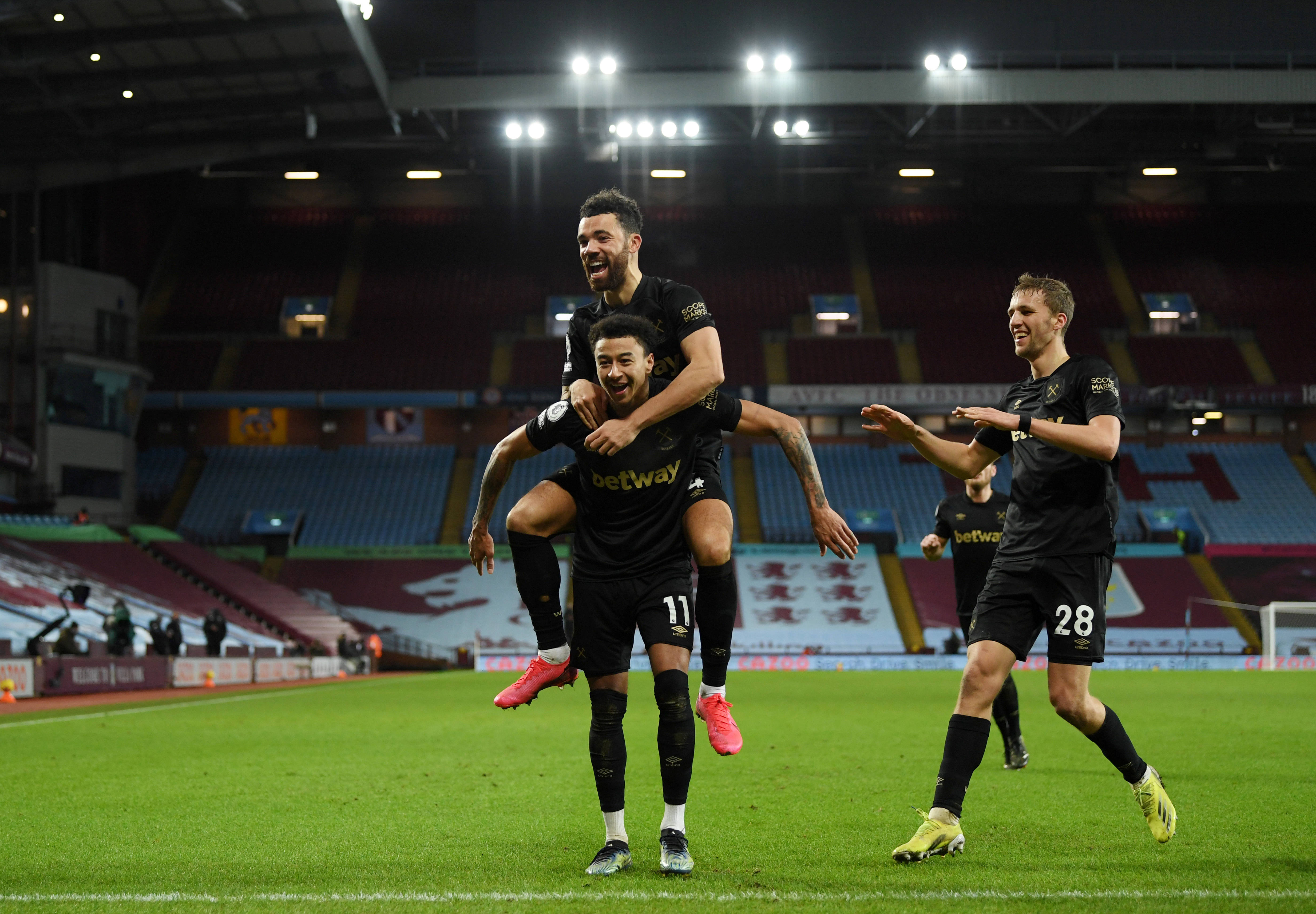 拜仁vs圣保利首发：凯恩领衔！迪亚斯、金玟哉、欧文在列