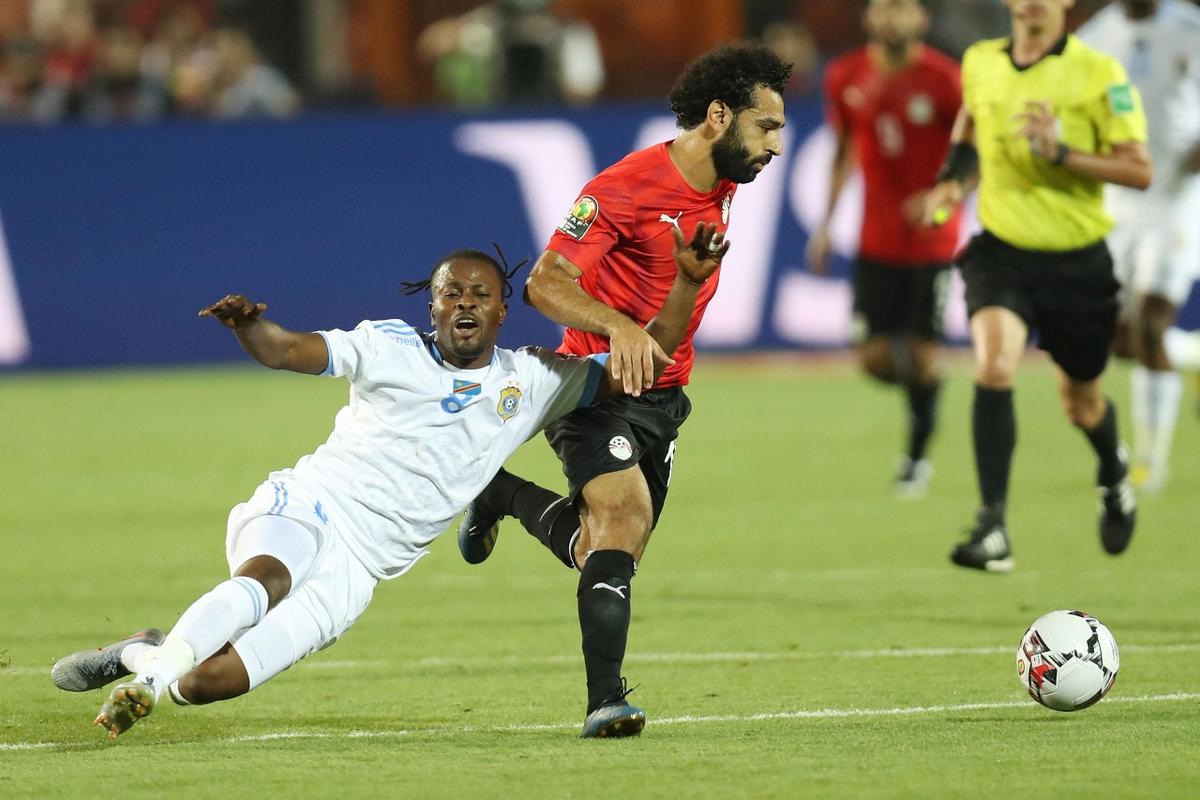 长春亚泰队启程出征青岛时，球迷用歌声为将士们送行