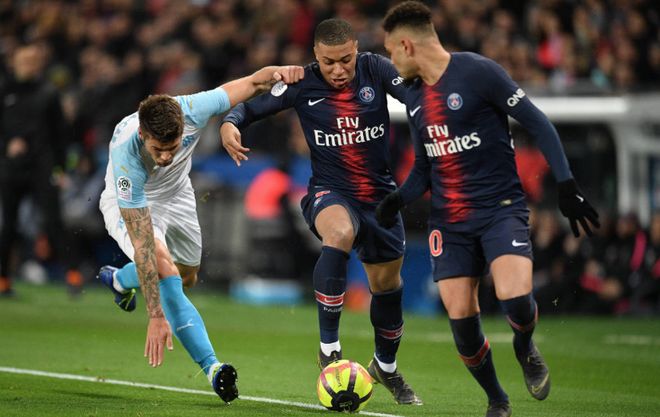 德甲战报：迪亚斯传射、杰克逊锁胜局，拜仁3-1圣保利（德甲：迪亚斯传射建功，杰克逊终结悬念，拜仁3-1击退圣保利）