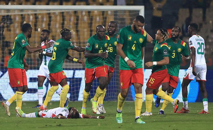 曼联客战维拉首发：谢什科首发，库尼亚、B费、乌加特出战（曼联客场对阵维拉首发出炉：谢什科先发，库尼亚、B费、乌加特登场）