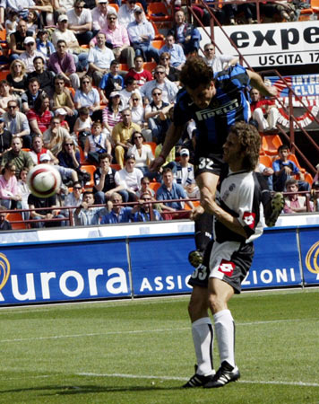 一河南球迷三轮车骑行19天，从郑州前往苏州观看足协杯决赛