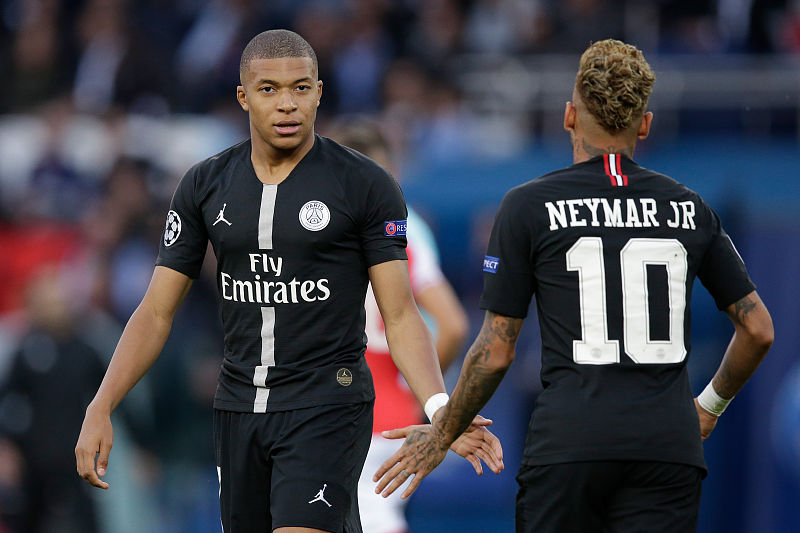 德科：梅西短暂回归？这不可能；还没和莱万谈续约的事