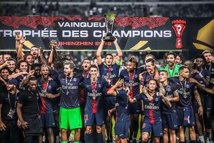 篮球湖人球迷为球队准备应援物